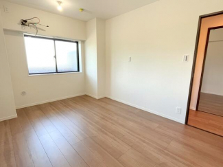 二面に窓がある、とても明るいお部屋です！