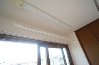 室内物干しバーは昇降式