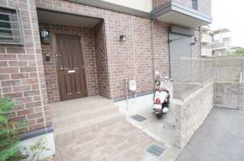 玄関前には駐輪スペースございます