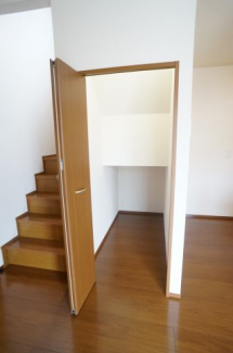 階段下にも収納がございます