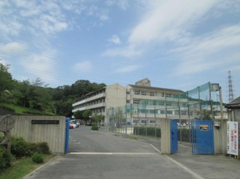 四條畷市立田原中学校まで1357m