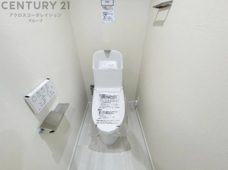 温水洗浄便座付トイレは温水洗浄機能により、暖かい水でおしりを洗浄することができ、冷たい水を使う従来の便座に比べ、温水洗浄機能で暖かいトイレを提供し、快適な使用を可能にします。