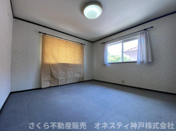 北側の洋室約８帖。出窓がオシャレなお部屋です。