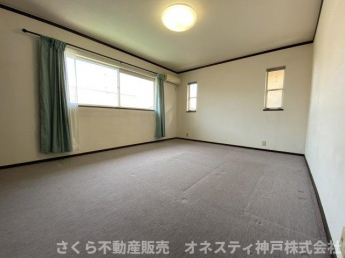 南側の洋室約10帖。大きな窓付きのお部屋となっておりますので、開放感のあるお部屋です！