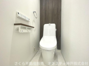 ウッド調の壁が落ち着く温水洗浄機付きトイレです