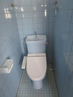 ２階のトイレ：温水洗浄便座付きのトイレです。