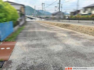 前面道路は整備され綺麗です。