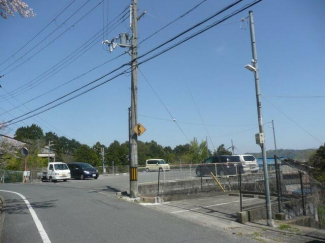 西側の公道（写真左は循環バスたけまる号西松ヶ丘児童遊園バス停