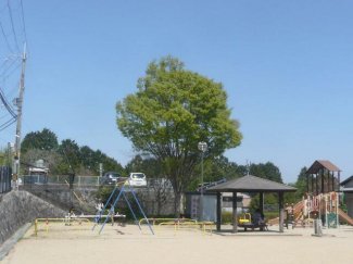 現地南隣地側の児童遊園に面しています