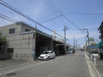 現地を含む前面道路です。