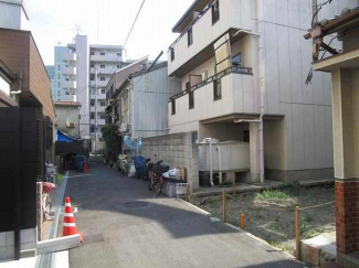 現地を含む前面道路です。前面道路は車の往来がほとんどありませ