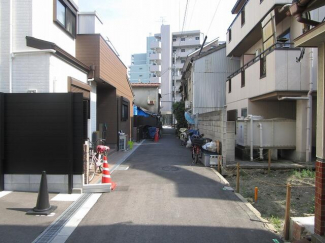 前面道路です。前面道路は車の往来がほとんどありません。