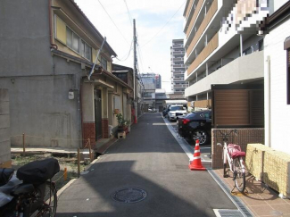 前面道路です。前面道路は車の往来がほとんどありません。