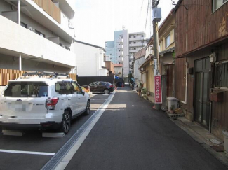 前面道路です。車での進入路です。