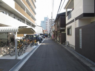 前面道路です。車での進入路です。