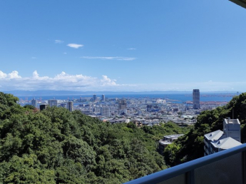 大阪湾を臨み対岸にはあべのハルカスが見えます