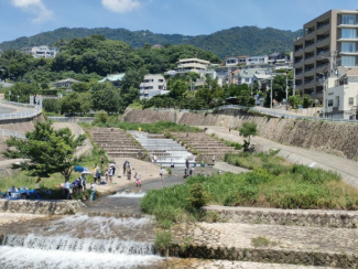 住吉川での水遊びは夏の風物詩です