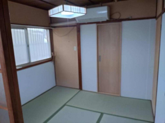 1階の和室には窓があり、浴室や洗面、トイレにつながります。