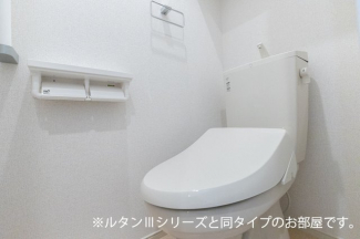 落ち着いた色調のトイレです