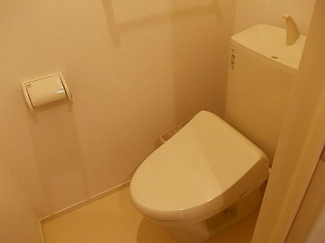 落ち着いた色調のトイレです