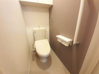 落ち着いた色調のトイレです