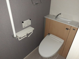 落ち着いた色調のトイレです