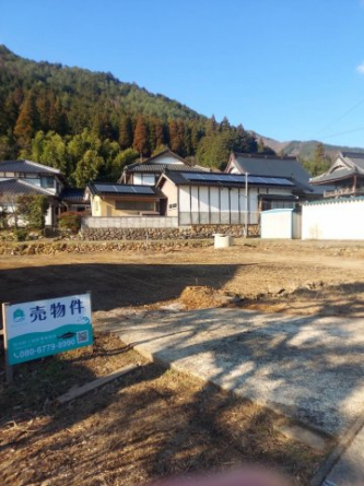 南間口の広い、フラットな明る土地です。