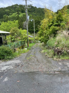 物件への進入路。区画の整った分譲宅地です。