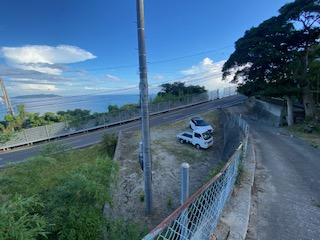 坂の上から沼島が見えます♪