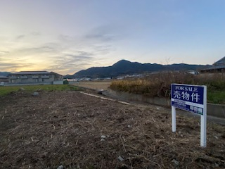 道路側から北西側を望む