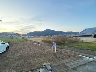 道路側から先山（せんざん）を見る