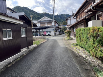 【前面道路含む現地写真】