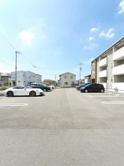 車をお持ちの方に嬉しい駐車場付きの物件です