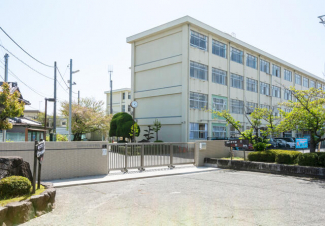 平岡中学校。在校生徒８５０人超の大きな中学校。部活動などにも力を入れております。まで1680m