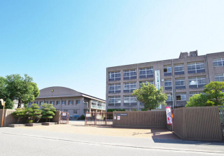 平岡南中学校。ホームページでは親御様が安心できる様、日々の様子の写真をアップしております。まで1720m