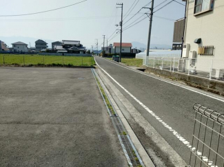 駐車場接面道路から南側を撮影しています♪