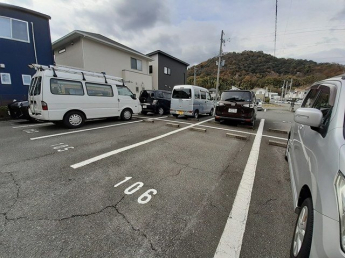 車をお持ちの方に嬉しい駐車場付きの物件です