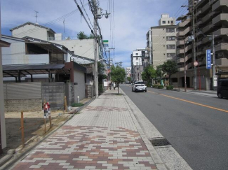 前面道路は歩道付きの公道広々約１５ｍです。