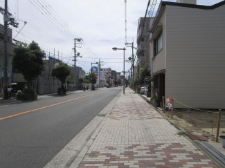 前面道路は歩道付きの公道広々約１５ｍです。