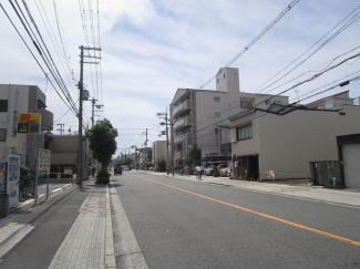 現地を含む前面道路です。前面道路は歩道付きの公道広々約１５ｍ