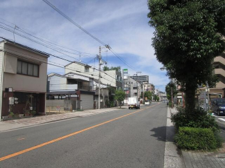 現地を含む前面道路です。前面道路は歩道付きの公道広々約１５ｍ