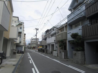 現地を含む前面道路です。前面道路は広々とした公道約６ｍで、車