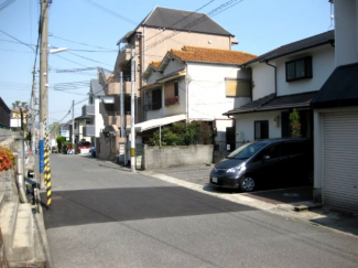 道路西側から見た駐車場