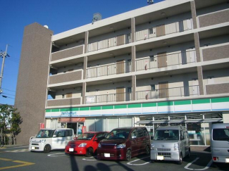 ファミリーマート高槻川西町一丁目店まで178m