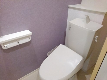 落ち着いた色調のトイレです