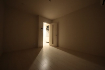 落ち着いた色調の寝室です