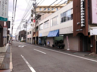 前面道路の幅員は約７ｍあり交通量も多いですよ！