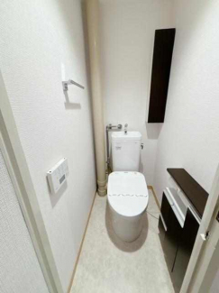 収納付きのキレイなトイレです。