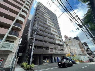 前面道路より後退してマンションが建設されているので、かなり広