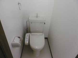 落ち着いた色調のトイレです